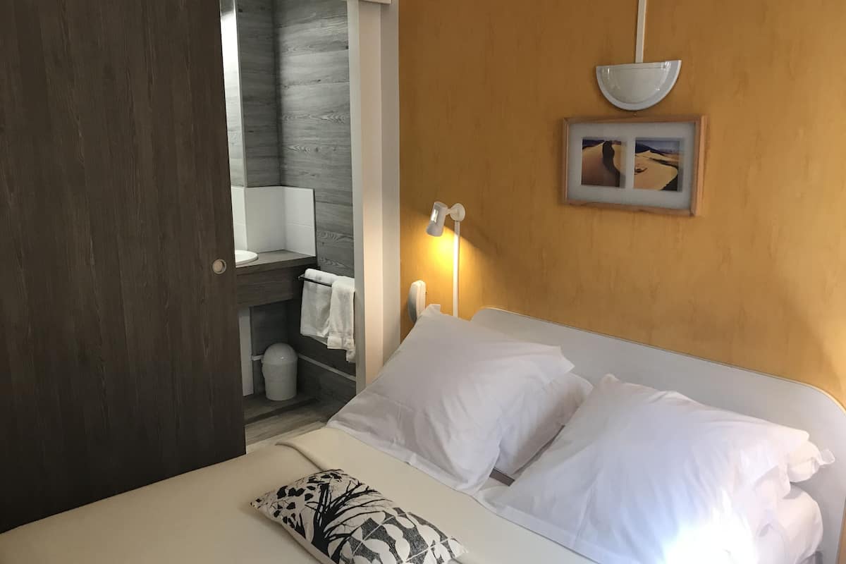 standard room | individually decorated, desk, free wifi, bed sheets