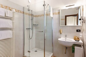 Habitación individual | Baño | Ducha, artículos de higiene personal gratuitos y secador de pelo