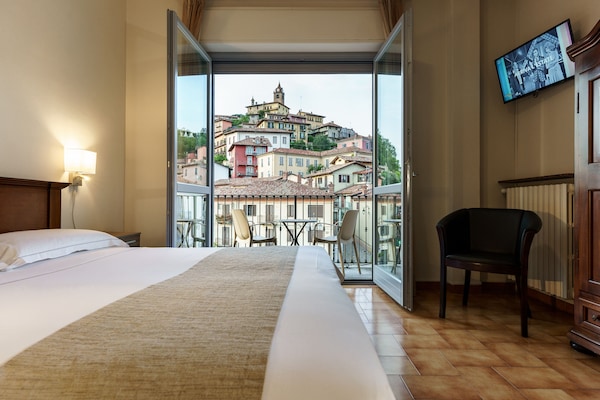 Superior Room | Desk, laptop workspace, soundproofing, WiFi (free)