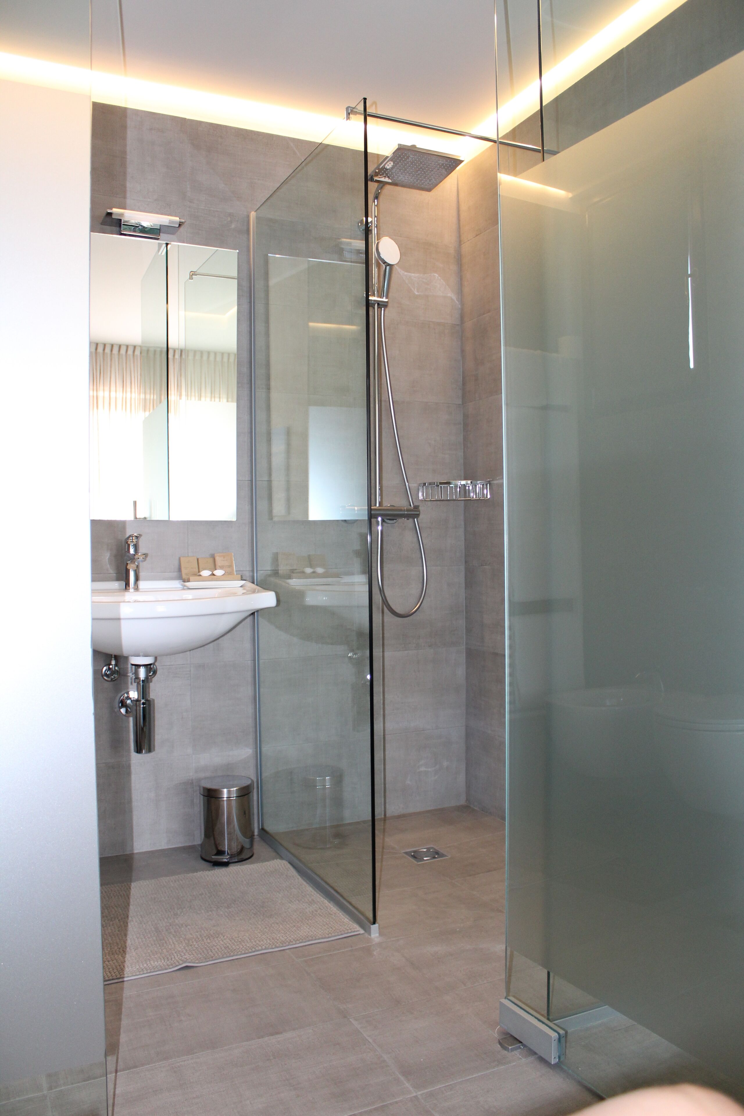 desk, laptop workspace, soundproofing, free wifi