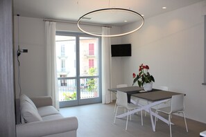 Luksus-studiosuite, 1 soverom | Oppholdsområde | Flatskjerm-TV