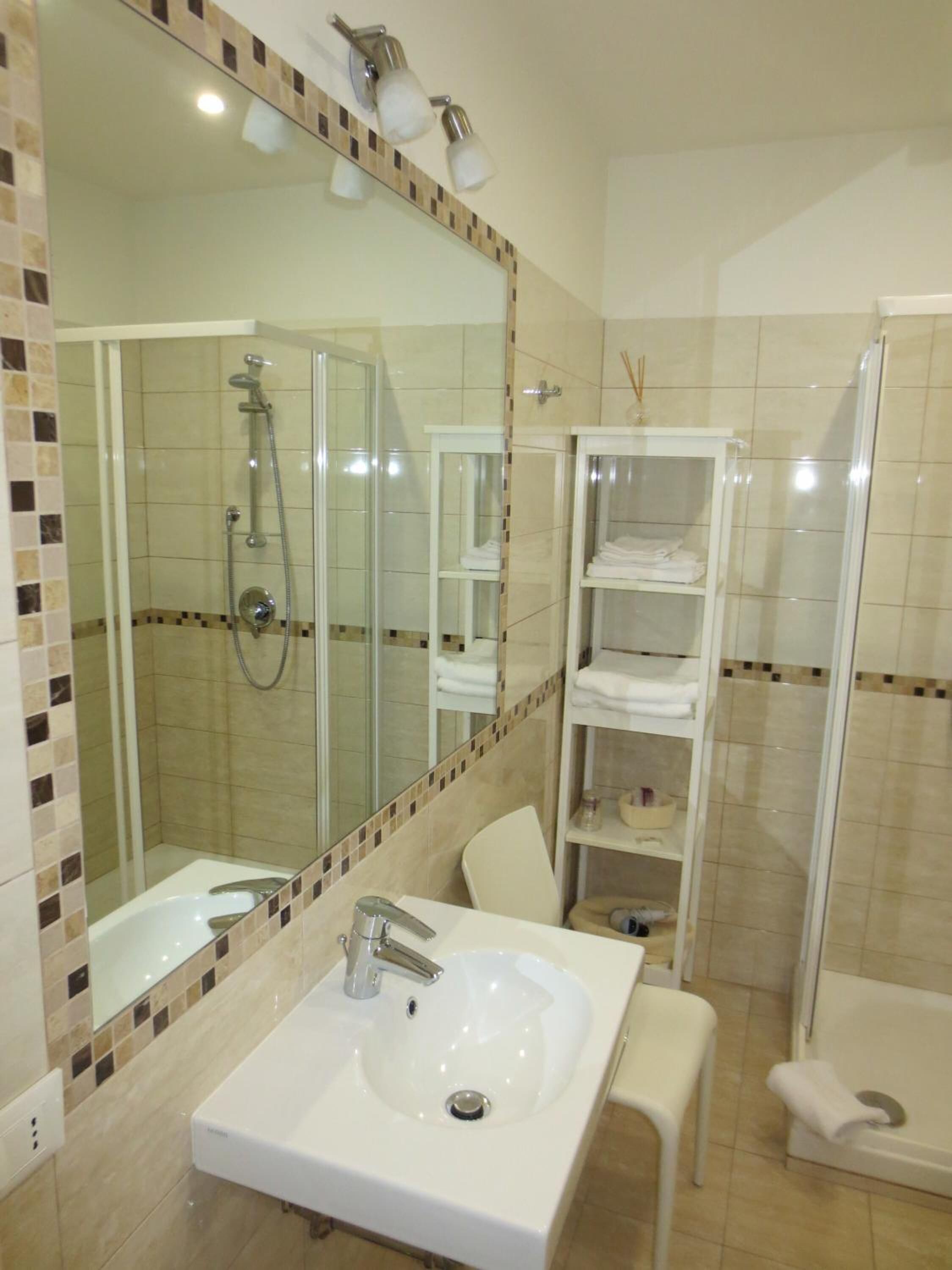 Doccia, set di cortesia gratuito, asciugacapelli, bidet