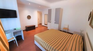 In-room safe, desk, laptop workspace, iron/ironing board - B&B Five Roma (Rome)