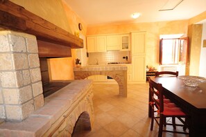 Apartamento, 1 habitación (first floor) | Zona de estar | Una televisión de pantalla plana