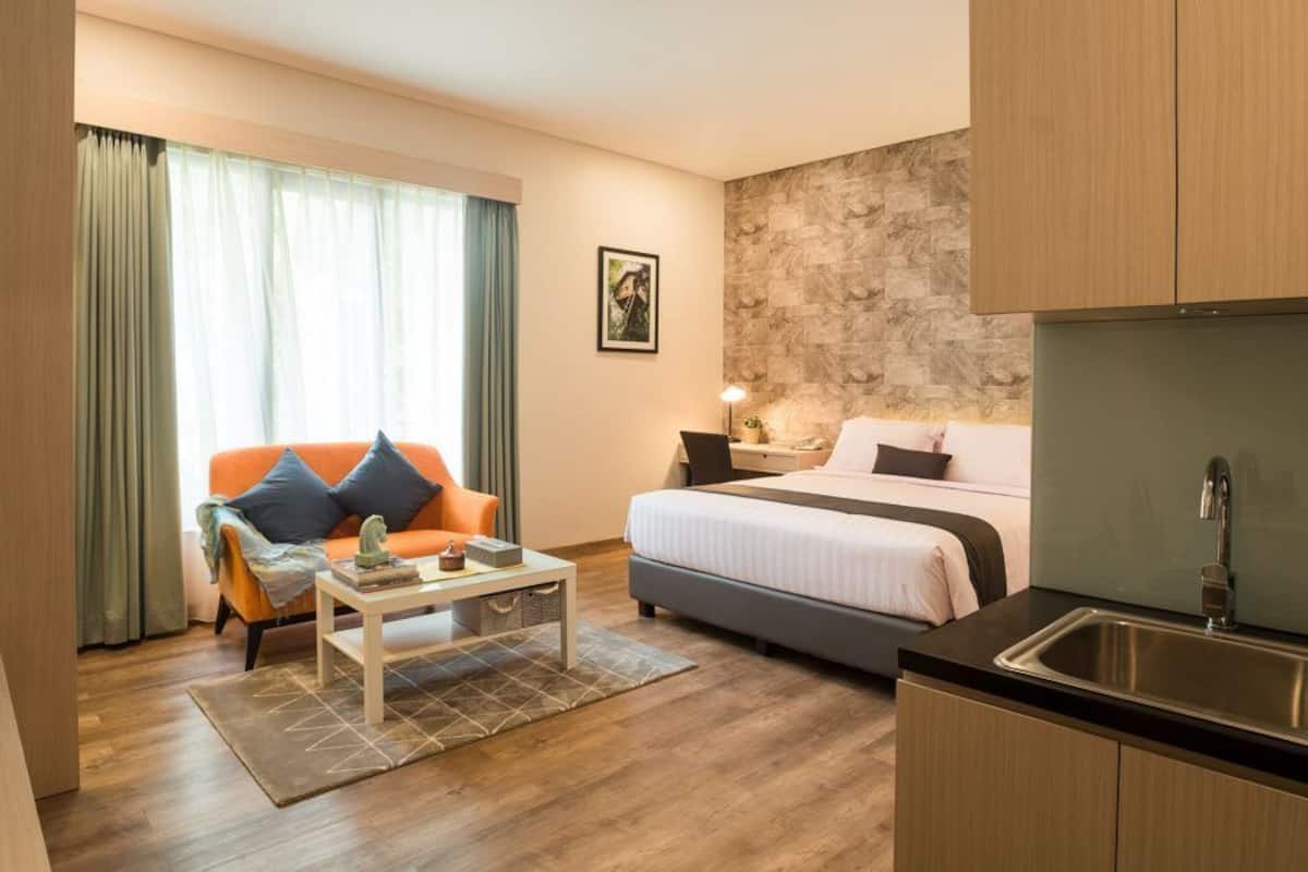 Deluxe Studio Suite | In-room safe, desk, soundproofing, iron/ironing board