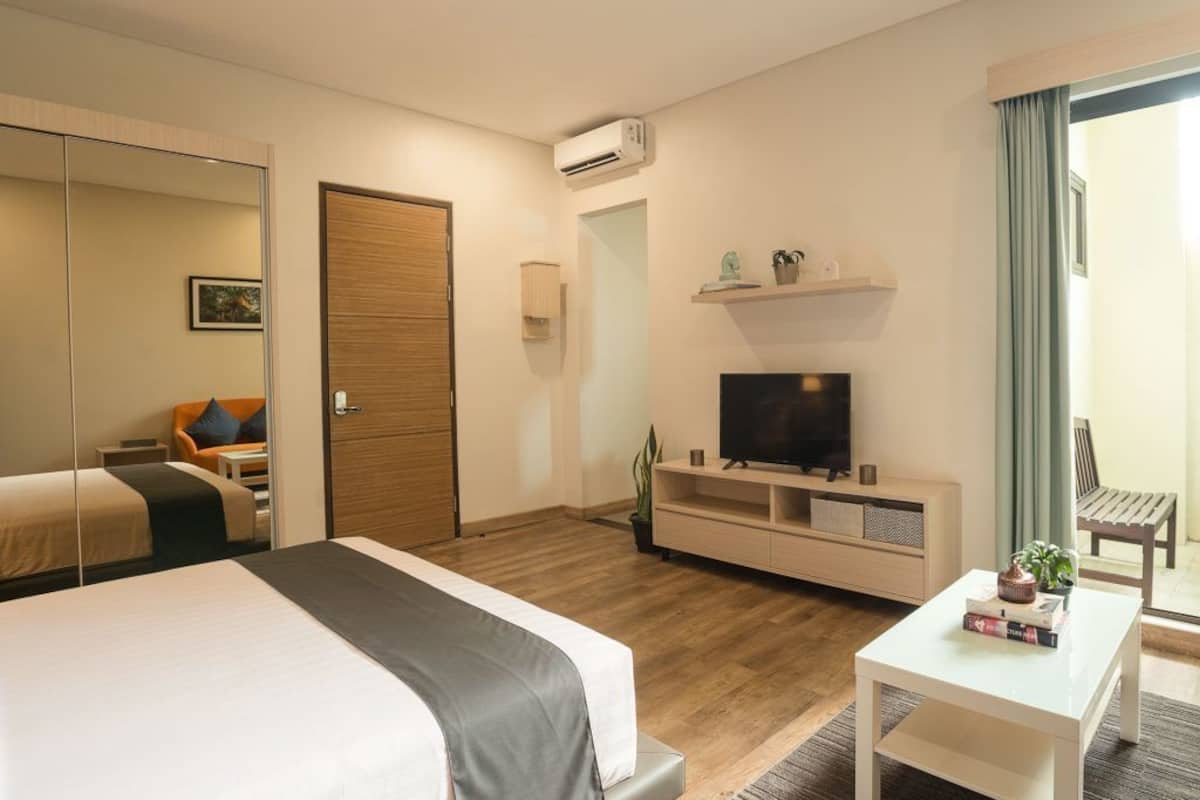 Executive Studio Suite | In-room safe, desk, soundproofing, iron/ironing board