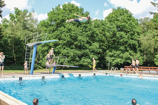 Una piscina al aire libre