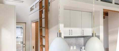 Réfrigérateur, plaque de cuisson, cafetière/bouilloire