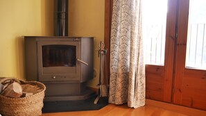 Leilighet | Oppholdsområde | Flatskjerm-TV og peis