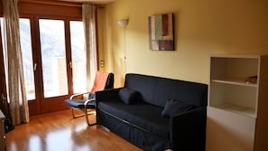 Apartamento | Área de estar | TV de tela plana, lareira