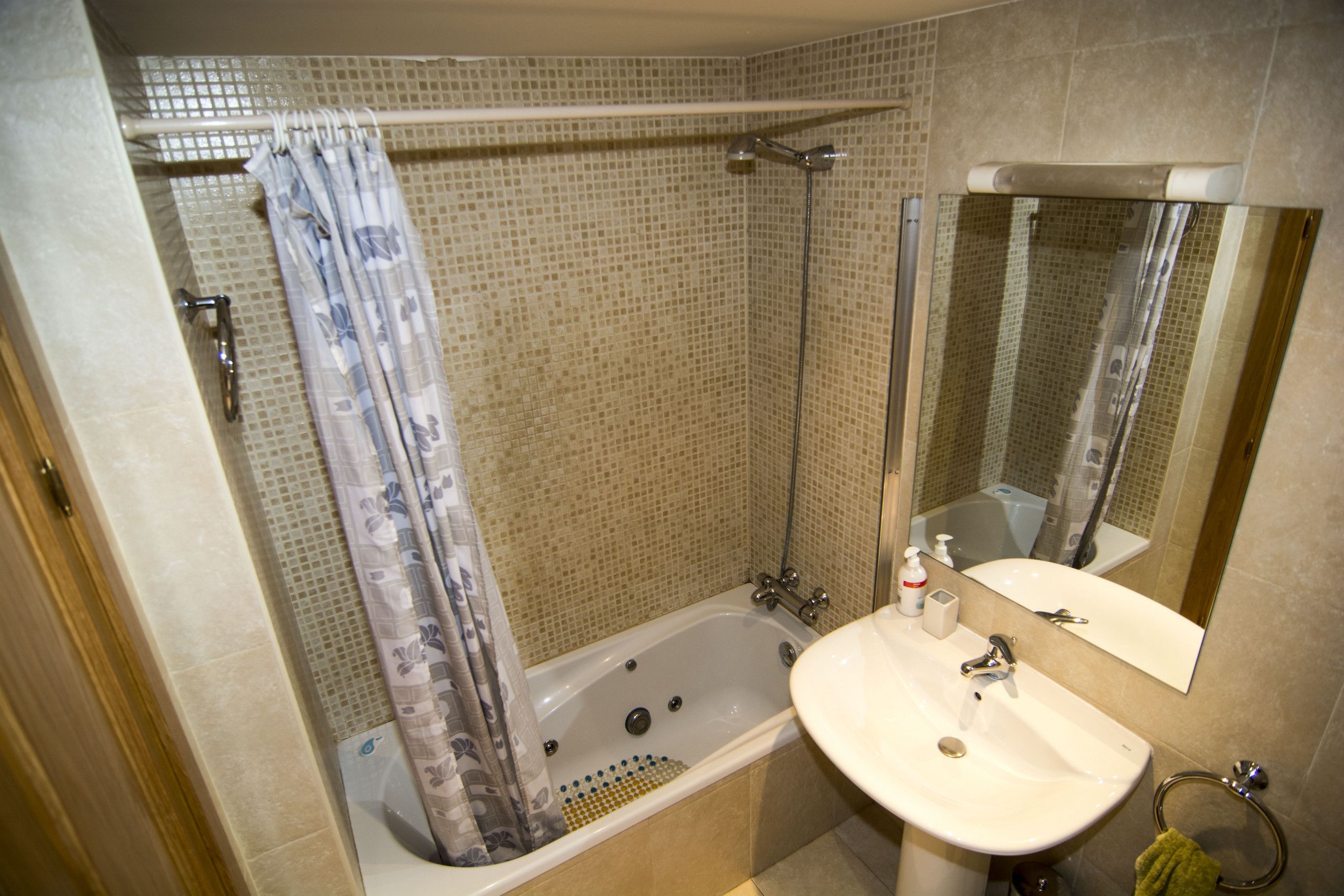 Appartement | Salle de bain | Ensemble douche/baignoire, sèche-cheveux, serviettes fournies