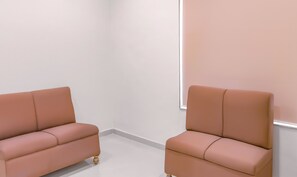 Lobby sitting area - Treebo Orbit Inn (Mumbai)