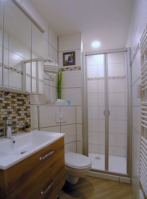 Haartrockner, Handtücher, Seife, Toilettenpapier