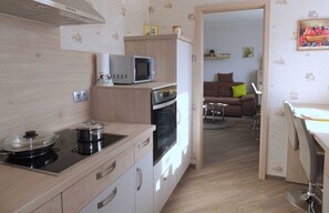 Kühlschrank, Mikrowelle, Ofen, Geschirrspüler