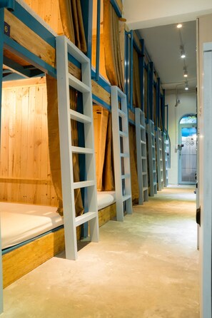 Hochwertige Bettwaren, Zimmersafe, Schreibtisch, Bügeleisen/Bügelbrett