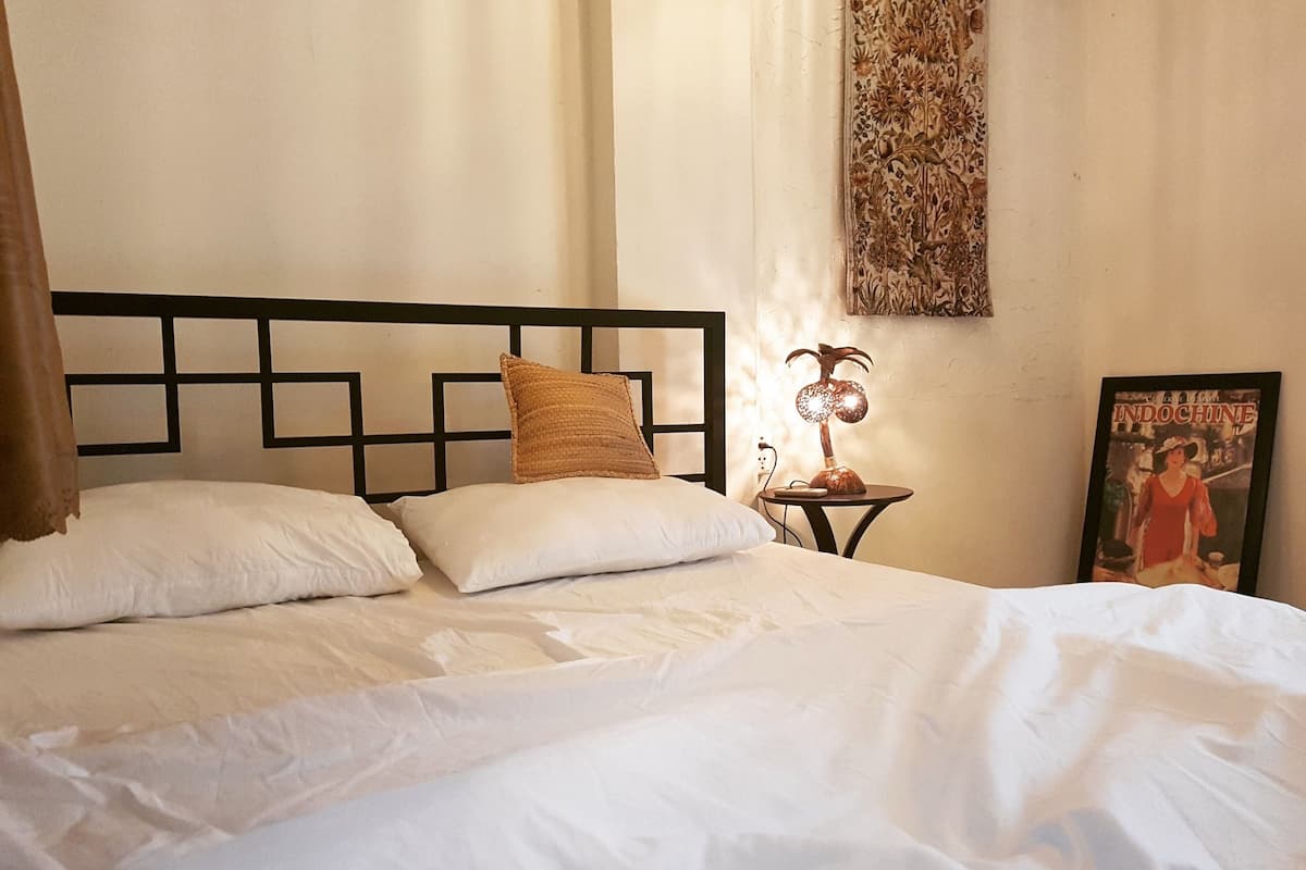 Double Room | Peralatan tempat tidur premium, peti besi dalam bilik, meja