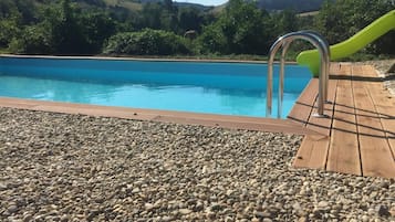 Piscine couverte, piscine extérieure, chaises longues
