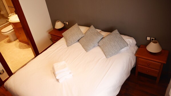 Apartamento, 2 habitaciones | 2 dormitorios, tabla de planchar con plancha, wifi gratis y ropa de cama