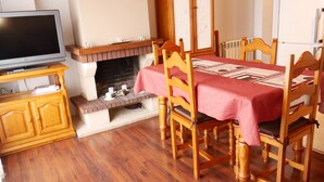 Apartment, 2 Bedrooms | In-room dining - Vitivola Euro Àtic (Encamp)