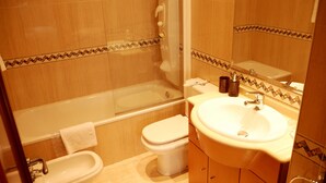Apartment, 2 Bedrooms | Bathroom | Spring water tub, hydromassage showerhead, towels - Vitivola Euro Àtic (Encamp)