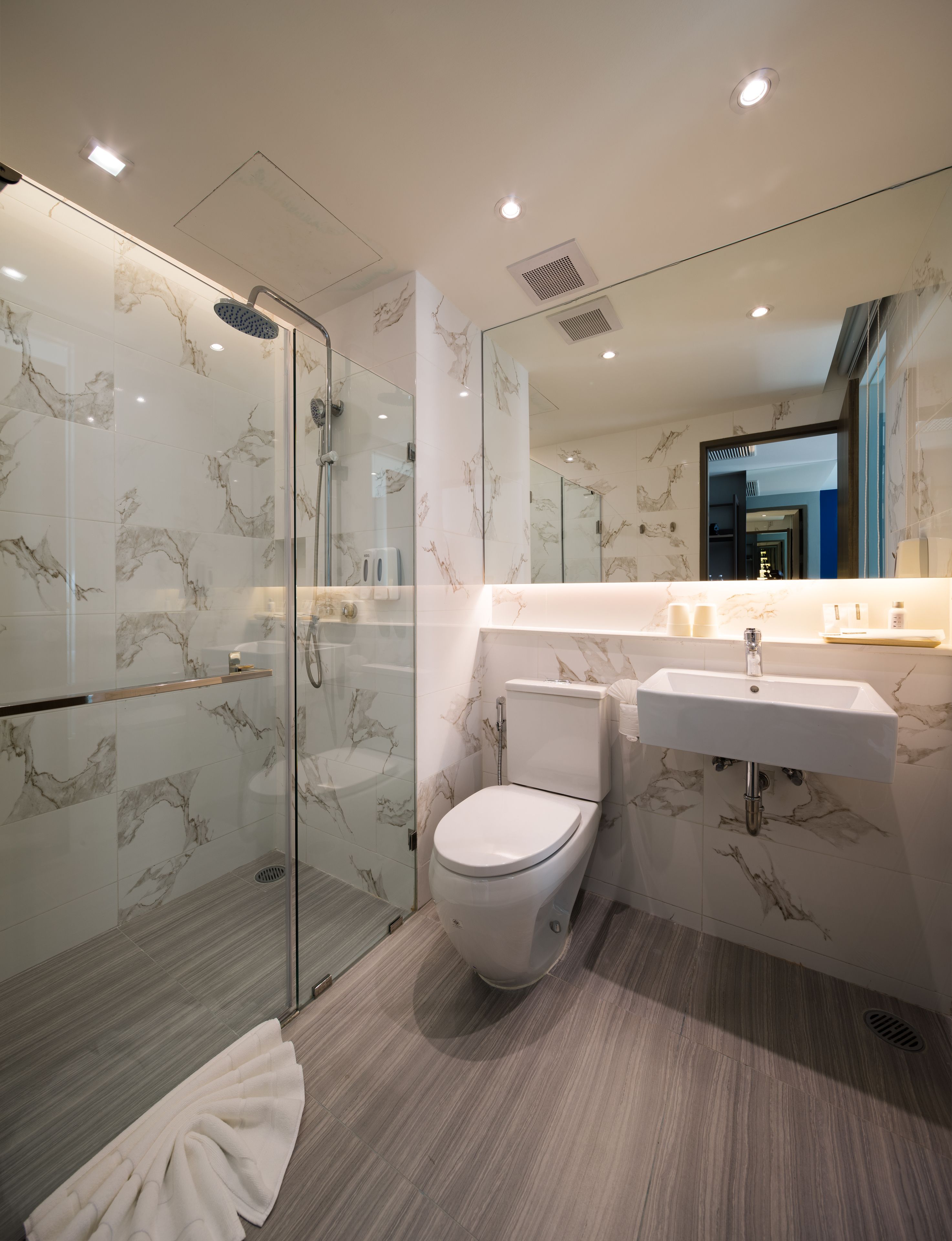 superior room, double bed | bathroom shower