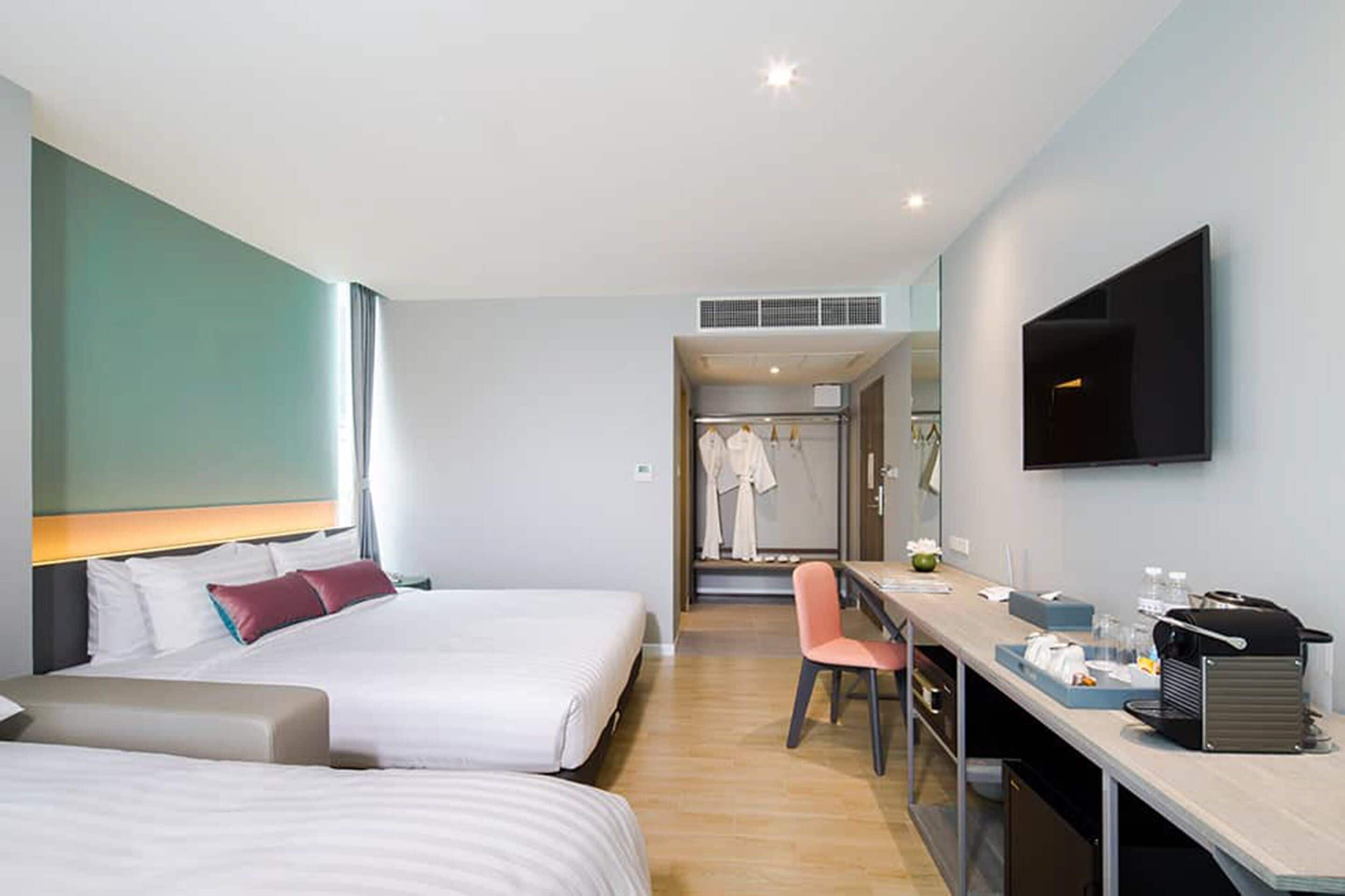 deluxe corner | 1 bedroom, in-room safe, desk, laptop workspace