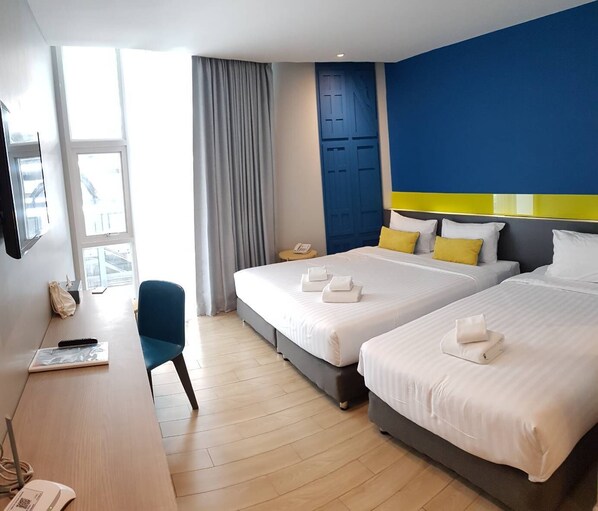 Superior Triple Room | Zimmersafe, Schreibtisch, laptopgeeigneter Arbeitsplatz