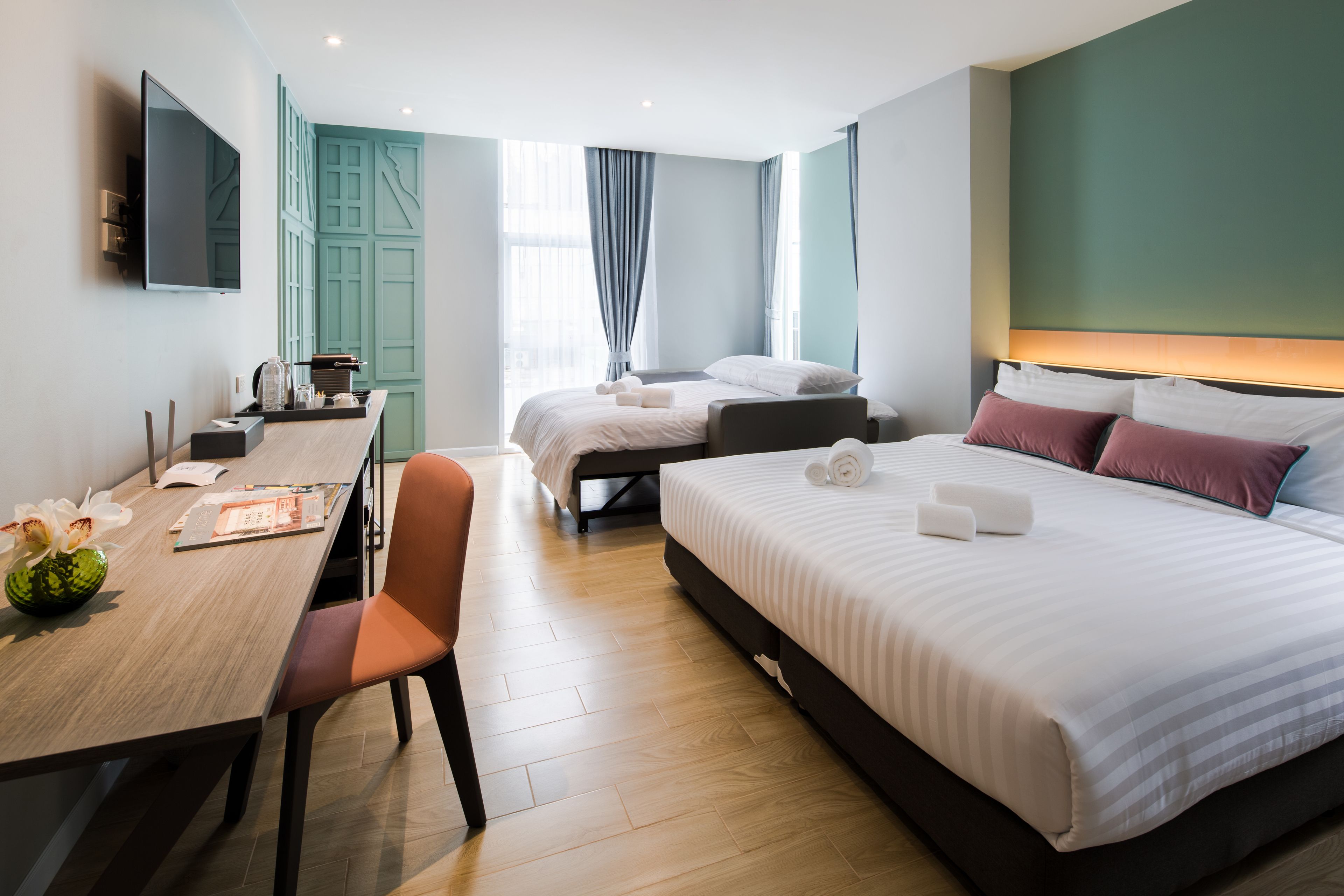 deluxe corner | 1 bedroom, in-room safe, desk, laptop workspace