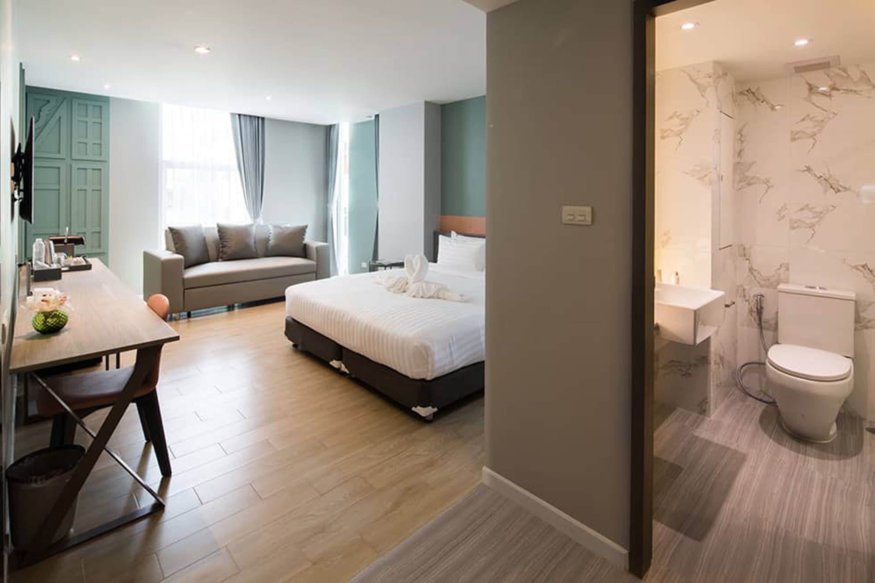 Deluxe Corner | 객실 내 금고, 책상, 노트북 작업 공간, 암막 커튼