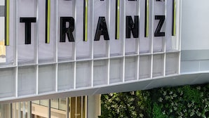 Una entrada de hotel moderna con un gran letrero que dice "HOTEL TIRANZ".