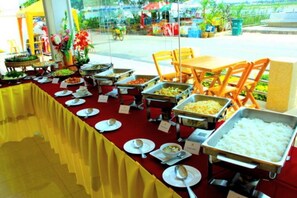 Tägliches Frühstücksbuffet gegen Gebühr