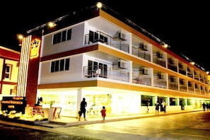 Fassade der Unterkunft – Abend/Nacht