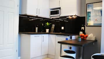 Refrigerador, microondas, placa de cocina, lavavajillas