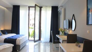 Premium appartement, 1 slaapkamer, terras | Luxe beddengoed, een kluis op de kamer, een bureau, geluiddichte muren