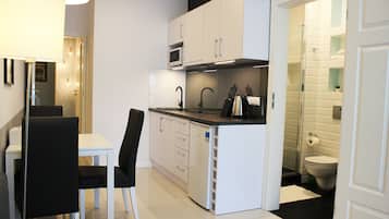 Refrigerador, microondas, placa de cocina, lavavajillas