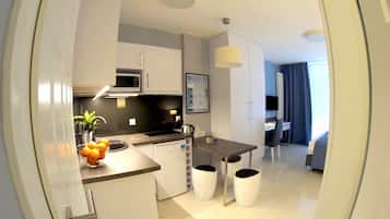 Standaard appartement, 1 slaapkamer, privébadkamer | Luxe beddengoed, een kluis op de kamer, een bureau, geluiddichte muren