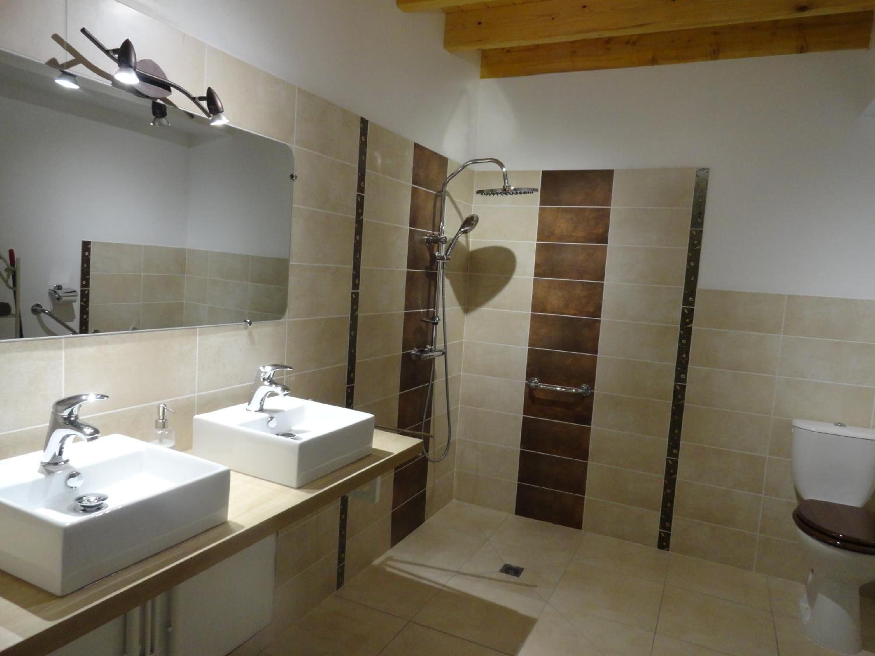 Douche, articles de toilette gratuits, sèche-cheveux