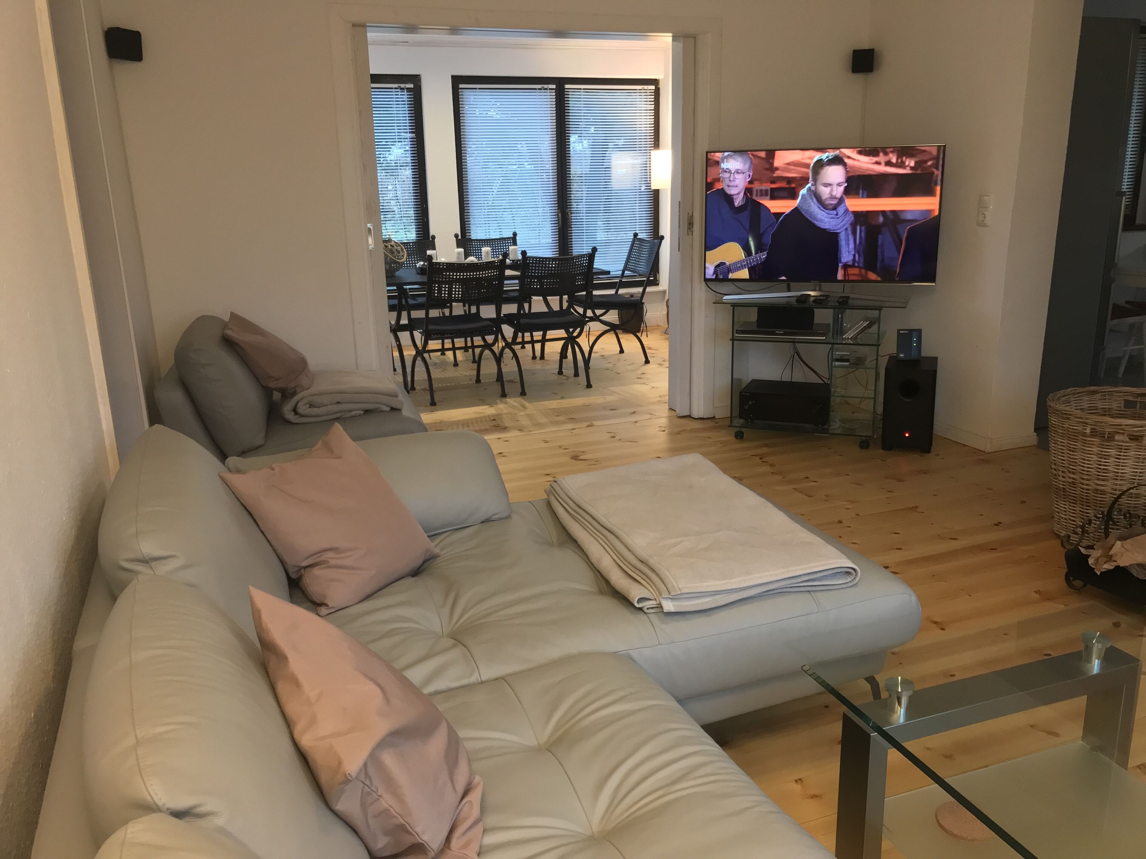 Smart-TV, Kamin, DVD-Player, Bücher