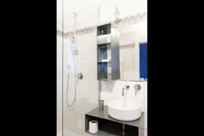 Double or Twin Room (Aria) | Bathroom | Shower, free toiletries, hair dryer, towels - B&B Le Stanze di Santa Croce (Florence)