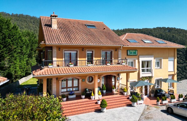 Front of property - Posada El Trasmerano (Argonos)