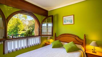 Habitación doble, baño privado | Cortinas opacas, wifi gratis, ropa de cama