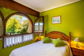 Cortinas blackout, wifi gratis y ropa de cama 