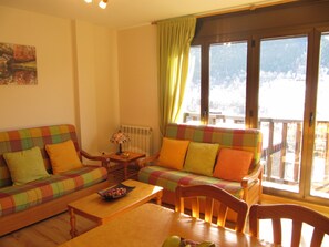 Appartement, 2 chambres | Salle de séjour | Télévision à écran plat, cheminée