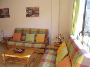 Apartment, 2 Bedrooms | Living room