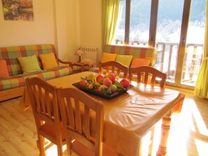 Appartement, 2 chambres | Restauration dans la chambre