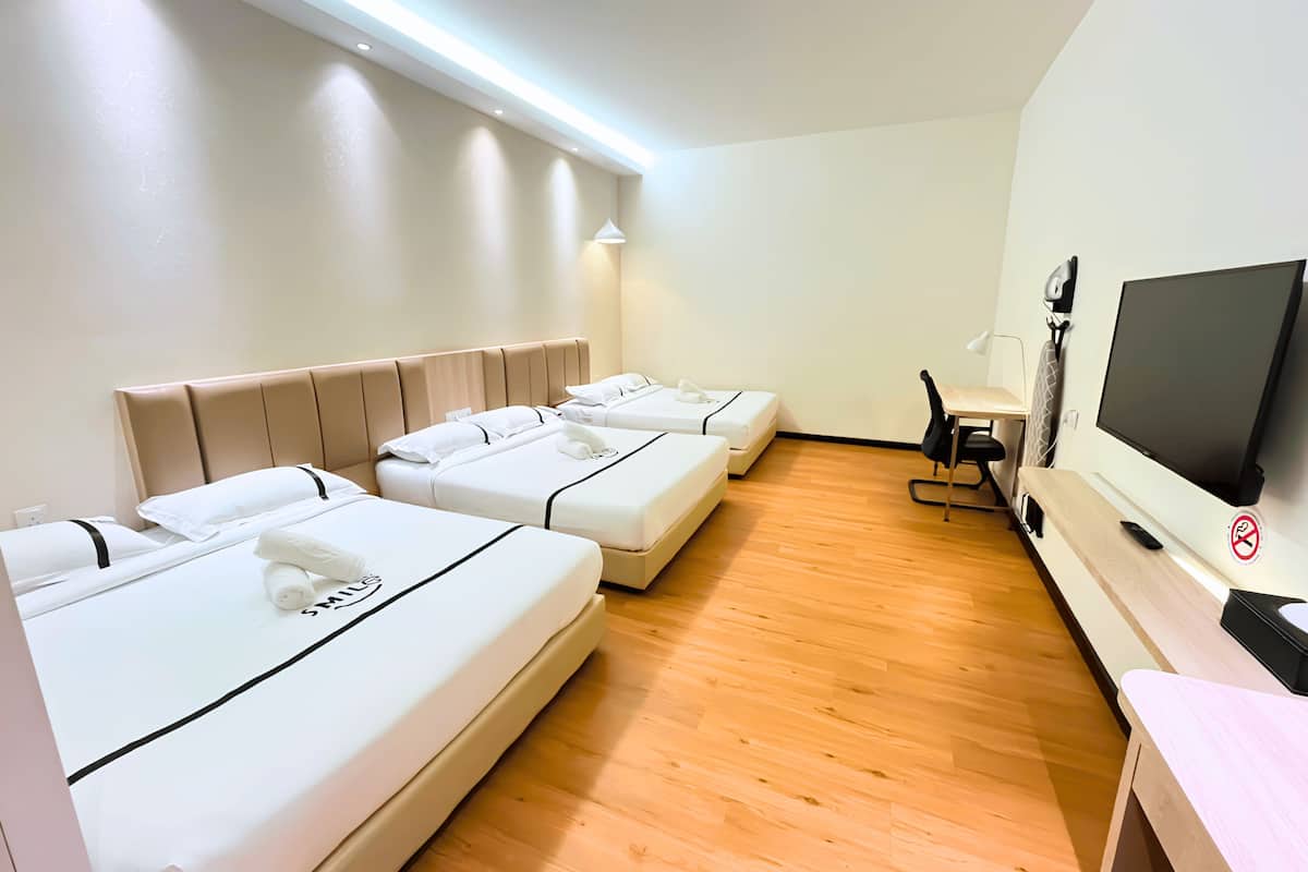 Family Double Room | Desk, iron/ironing board (on request), WiFi (free)