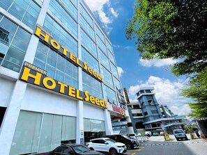 Un hôtel dont l’enseigne, bien visible, porte l’inscription « Hotel Seeds ».