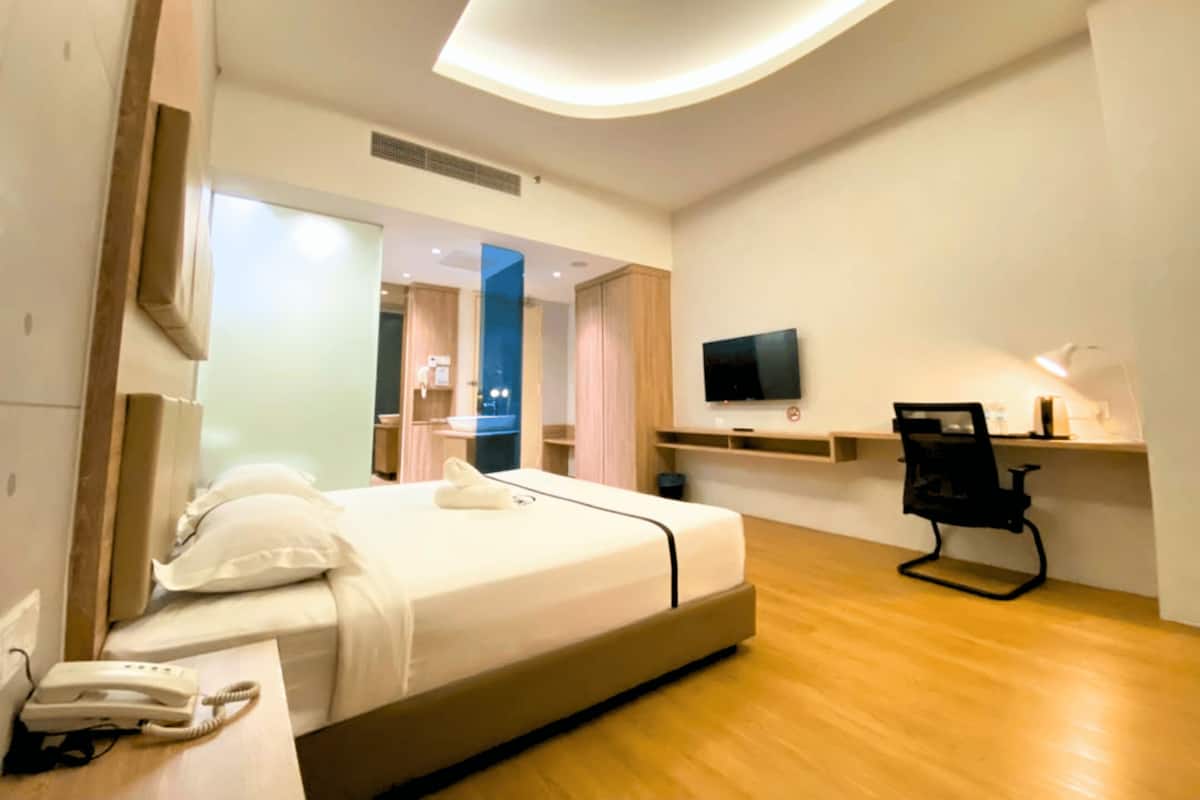Double Room | Desk, iron/ironing board (on request), WiFi (free)