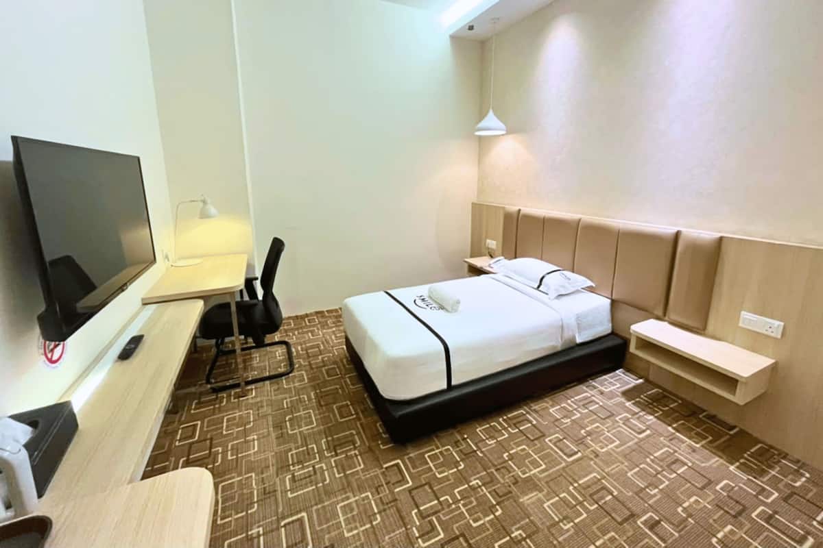 Single Room | Desk, iron/ironing board (on request), WiFi (free)