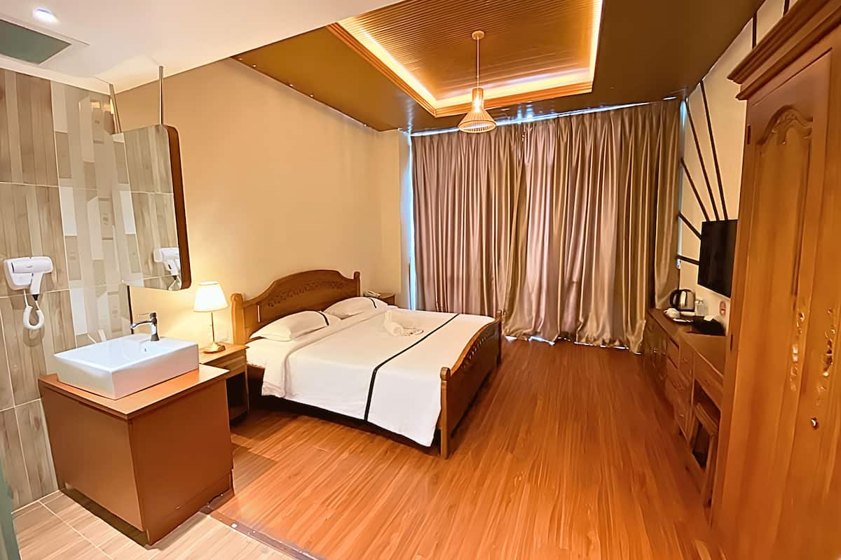 Deluxe Room | Desk, iron/ironing board (on request), WiFi (free)